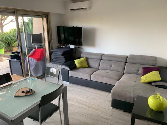 Appartement Face A La Mer Et Au Port Saint Laurent Du Var Avec Jardin Privatif Exterior photo